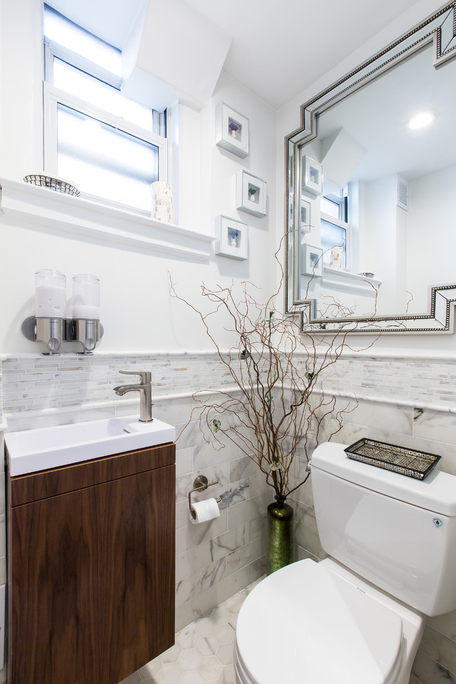 Esempio di un piccolo bagno di servizio contemporaneo con WC a due pezzi, piastrelle in gres porcellanato, pareti gialle, pavimento in marmo e pavimento bianco