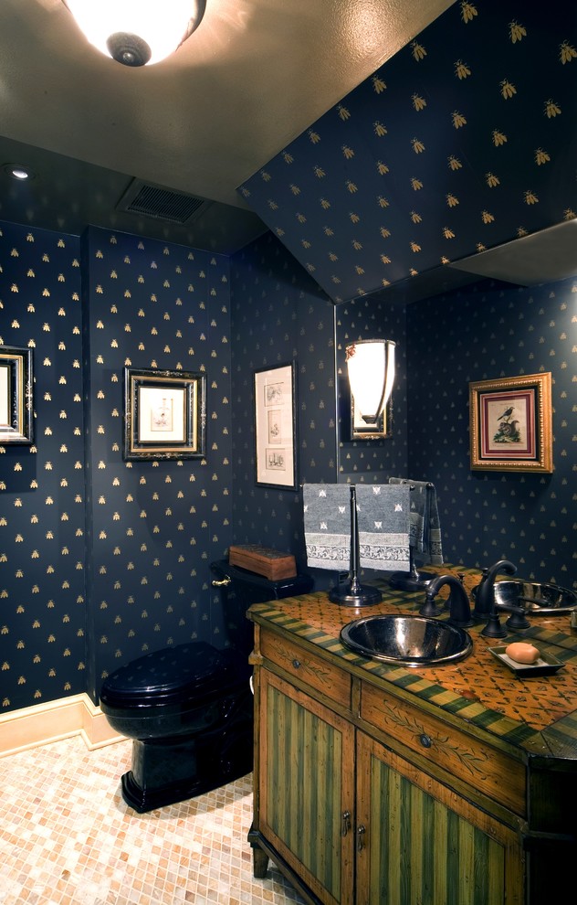 Bild på ett litet vintage flerfärgad flerfärgat toalett, med ett nedsänkt handfat, gröna skåp, träbänkskiva, en toalettstol med hel cisternkåpa, flerfärgad kakel, keramikplattor, blå väggar, klinkergolv i keramik och möbel-liknande