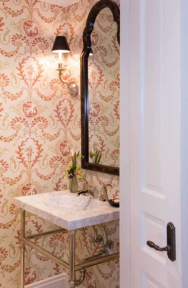 Diseño de aseo clásico con lavabo tipo consola y paredes multicolor