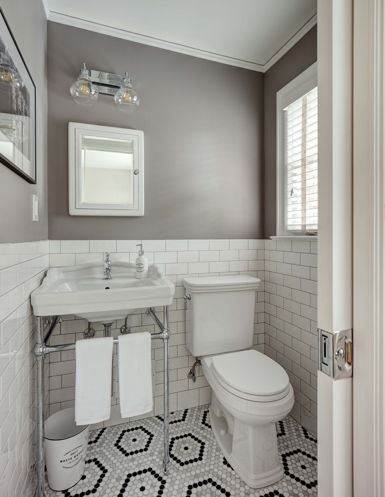 Idée de décoration pour un petit WC et toilettes tradition avec WC séparés, un carrelage blanc, des carreaux de céramique, un mur gris, un sol en marbre, un plan vasque et un sol multicolore.