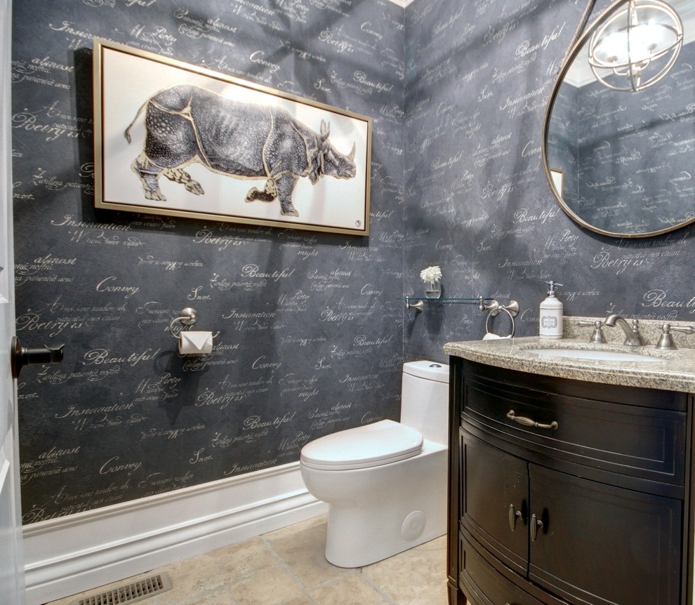 Inredning av ett klassiskt mellanstort toalett, med möbel-liknande, skåp i mörkt trä, en toalettstol med hel cisternkåpa, svarta väggar, travertin golv, ett undermonterad handfat, bänkskiva i kvarts och beiget golv