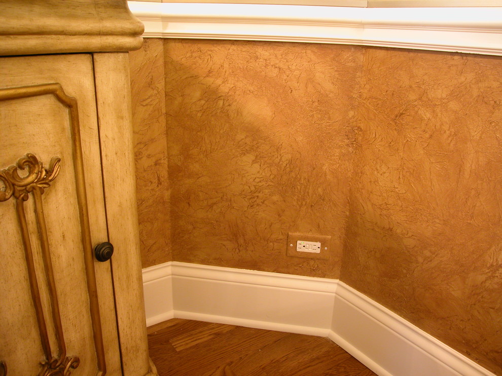 Foto på ett stort vintage toalett, med beige väggar, mellanmörkt trägolv, möbel-liknande och brunt golv