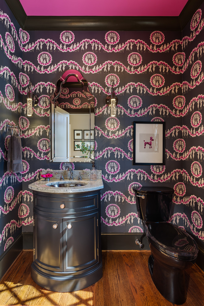 Источник вдохновения для домашнего уюта: туалет в стиле неоклассика (современная классика) с фасадами с утопленной филенкой, черными фасадами, раздельным унитазом, черной плиткой, розовой плиткой, разноцветными стенами, паркетным полом среднего тона, врезной раковиной, коричневым полом и серой столешницей