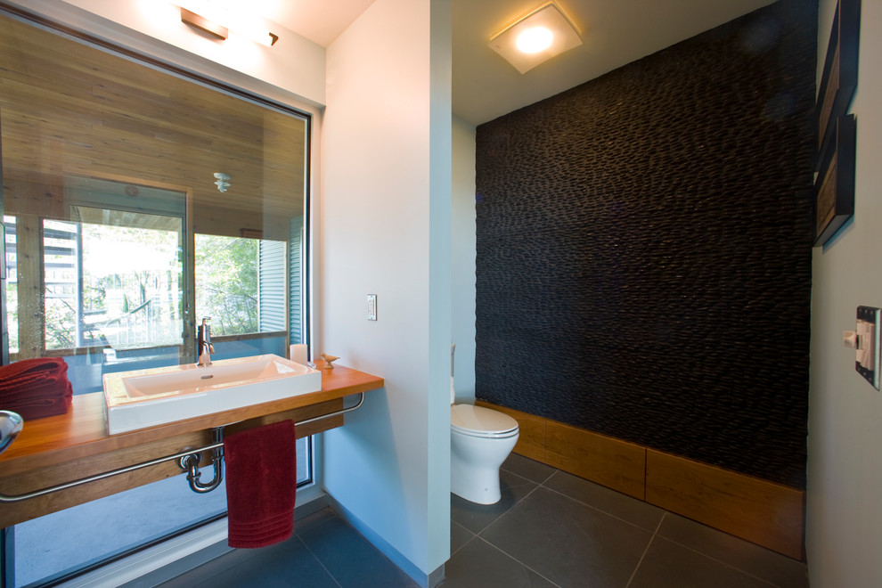 Photo of a contemporary cloakroom in Grand Rapids.