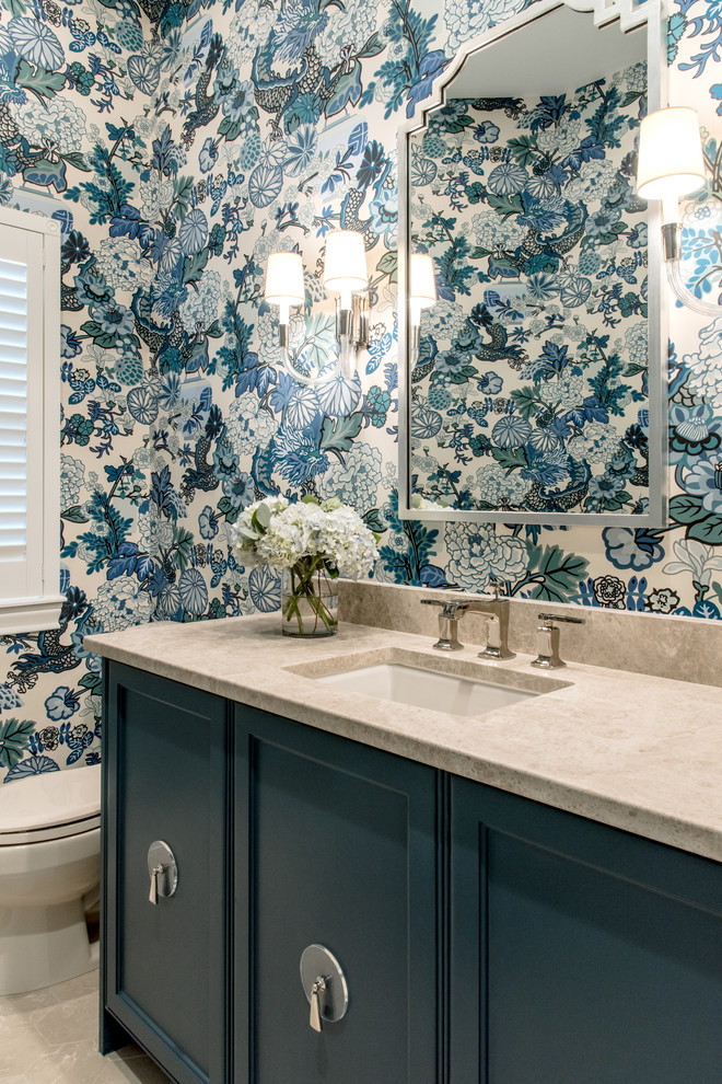 Klassische Gästetoilette mit Schrankfronten mit vertiefter Füllung, blauen Schränken, bunten Wänden, Unterbauwaschbecken, beigem Boden und beiger Waschtischplatte in Austin
