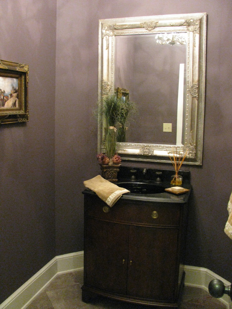 他の地域にある低価格の小さなコンテンポラリースタイルのおしゃれなトイレ・洗面所 (一体型シンク、フラットパネル扉のキャビネット、濃色木目調キャビネット、御影石の洗面台、紫の壁、セラミックタイルの床) の写真