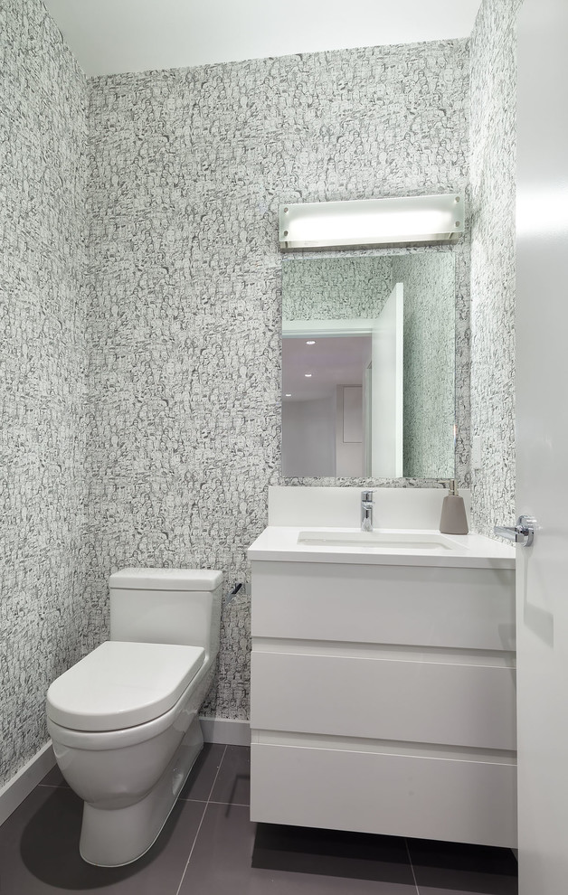 Kleine Moderne Gästetoilette mit Unterbauwaschbecken, flächenbündigen Schrankfronten, weißen Schränken, Quarzit-Waschtisch, Toilette mit Aufsatzspülkasten und bunten Wänden in Vancouver