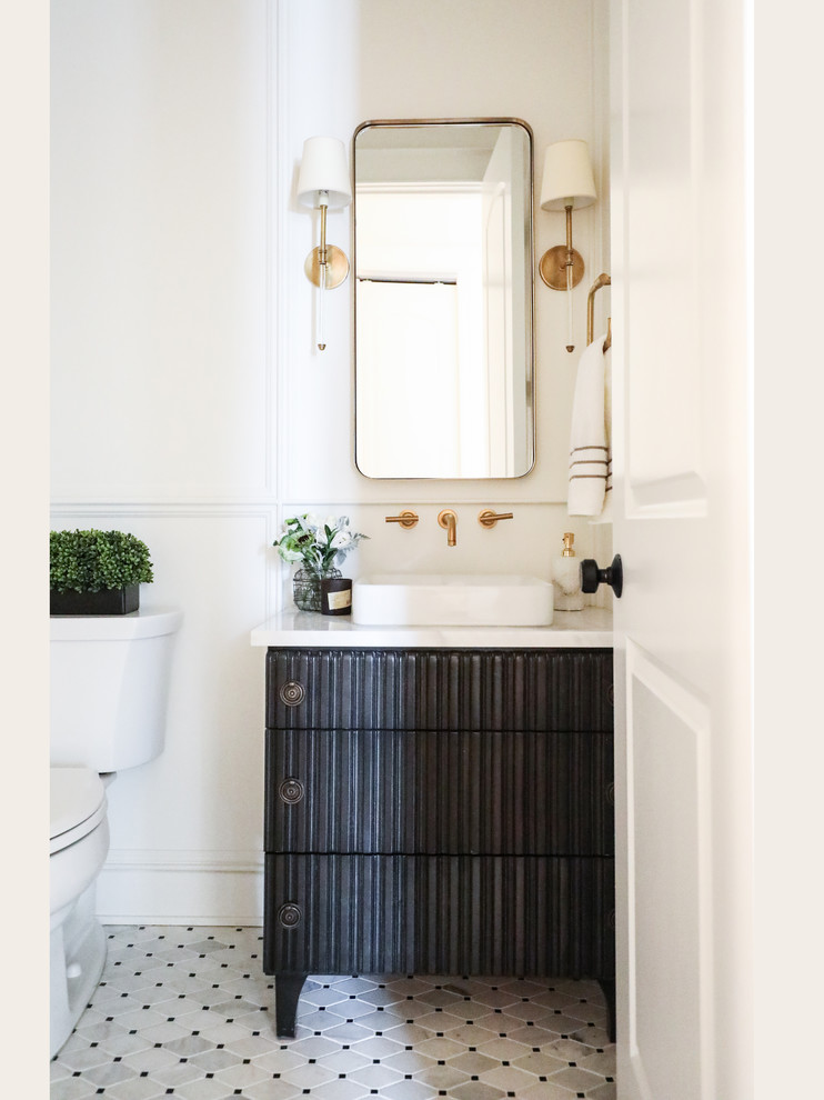 Источник вдохновения для домашнего уюта: туалет в стиле неоклассика (современная классика) с фасадами островного типа, черными фасадами, белыми стенами, мраморным полом, настольной раковиной, серым полом и белой столешницей
