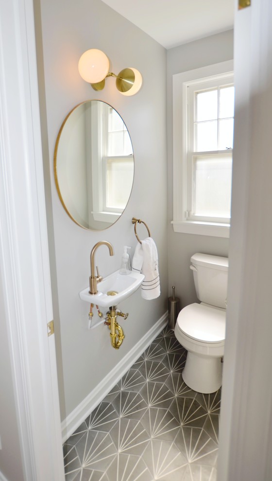 Пример оригинального дизайна: маленький туалет в стиле неоклассика (современная классика) с полом из цементной плитки, подвесной раковиной и серым полом для на участке и в саду