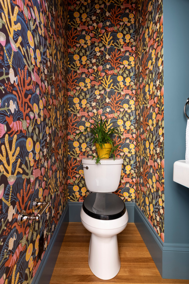 Idéer för ett litet klassiskt toalett, med flerfärgade väggar, mellanmörkt trägolv, en toalettstol med separat cisternkåpa och flerfärgad kakel