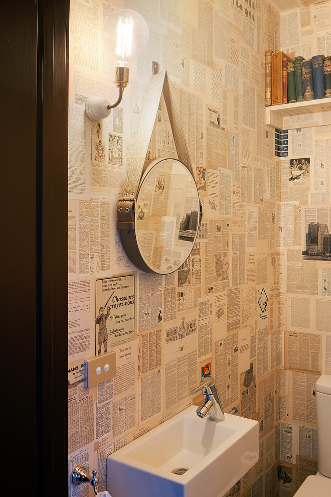 Kleine Stilmix Gästetoilette mit Wandtoilette mit Spülkasten und Wandwaschbecken in Melbourne