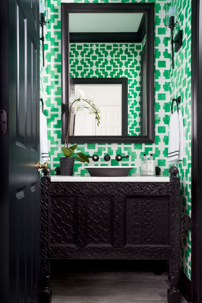 Свежая идея для дизайна: туалет в стиле неоклассика (современная классика) с фасадами островного типа, черными фасадами, зелеными стенами, настольной раковиной, серым полом и белой столешницей - отличное фото интерьера