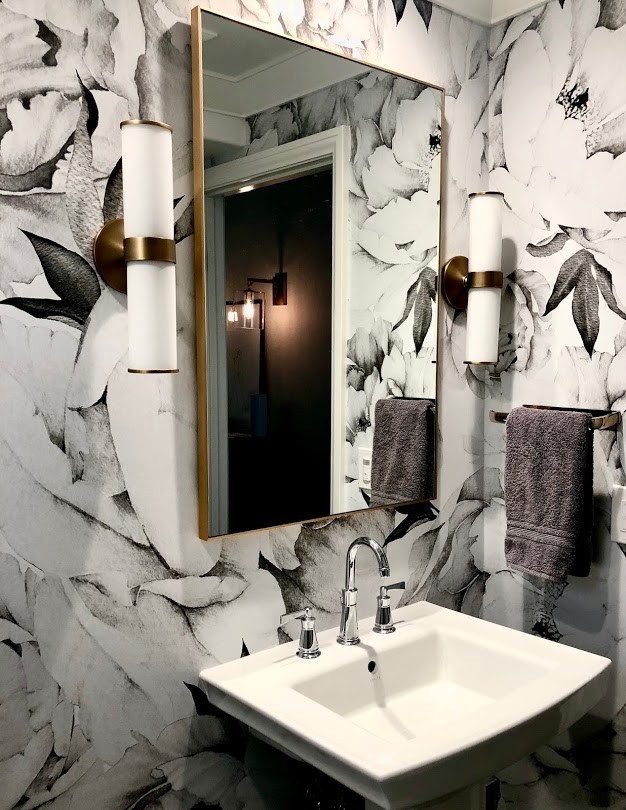 Immagine di un piccolo bagno di servizio moderno con WC monopezzo, pareti multicolore, parquet scuro e pavimento nero