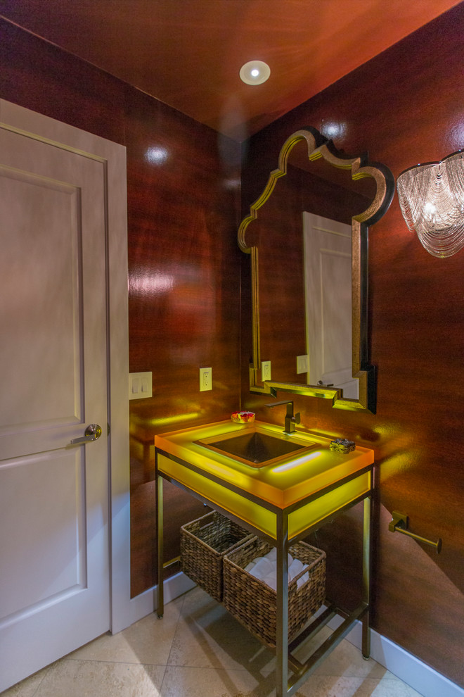 Inspiration pour un WC et toilettes bohème de taille moyenne avec un placard en trompe-l'oeil, un mur marron, un sol en travertin, un lavabo encastré, un plan de toilette en verre, un sol beige et un plan de toilette jaune.