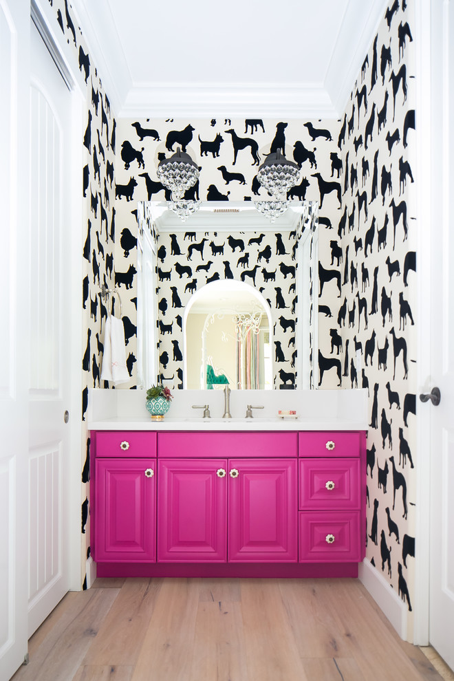 Immagine di un bagno di servizio country con pareti multicolore, pavimento in legno massello medio e top in quarzite