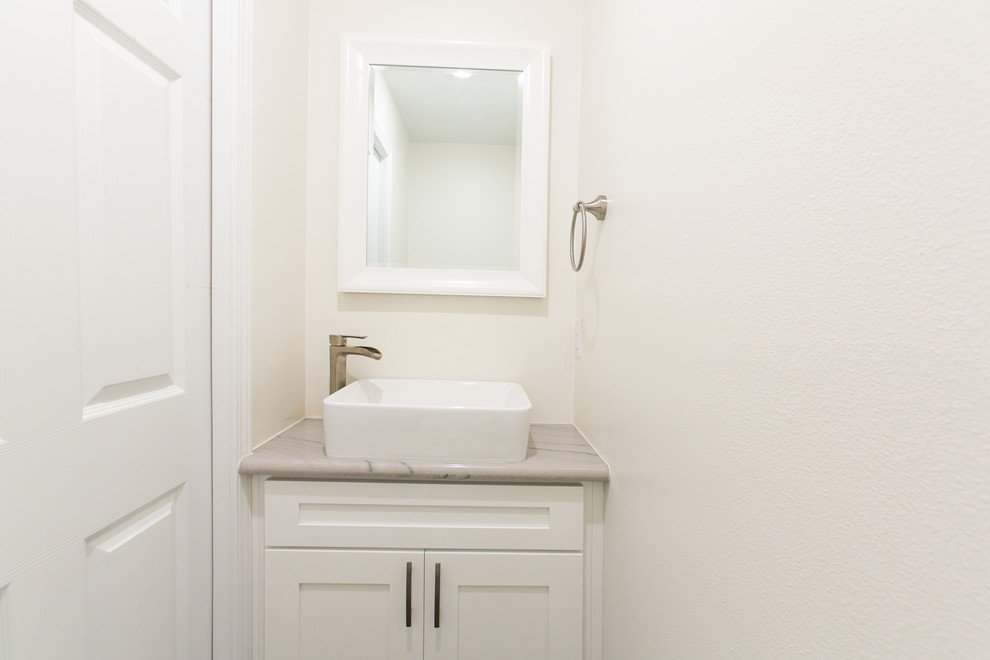 Idéer för att renovera ett litet vintage toalett, med skåp i shakerstil, vita skåp, beige väggar och ett fristående handfat