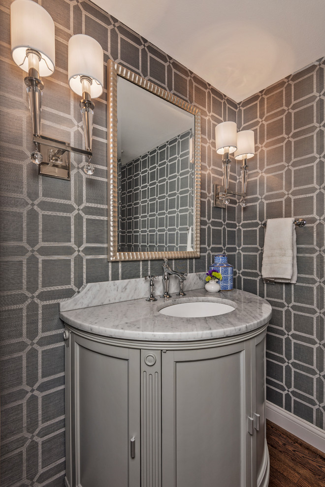 Esempio di un bagno di servizio tradizionale con consolle stile comò, ante grigie, pareti grigie, parquet scuro, top in quarzite e pavimento marrone