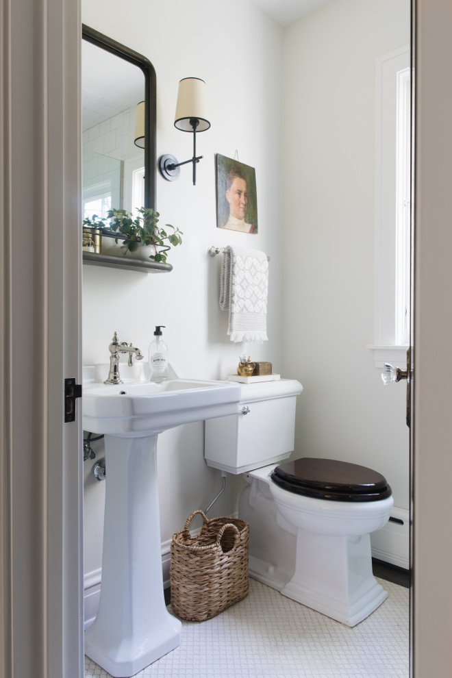 Свежая идея для дизайна: туалет среднего размера в стиле неоклассика (современная классика) с раздельным унитазом, белыми стенами, раковиной с пьедесталом и белым полом - отличное фото интерьера