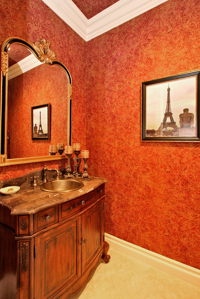 Inspiration pour un petit WC et toilettes traditionnel en bois brun avec un lavabo posé, un placard en trompe-l'oeil, un plan de toilette en marbre, WC à poser, un mur rouge, un sol en marbre et un carrelage beige.