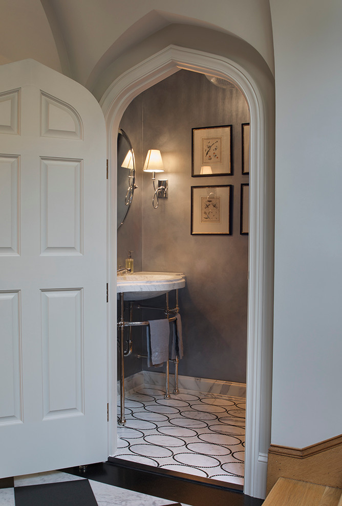 Imagen de aseo clásico pequeño con paredes grises y lavabo con pedestal
