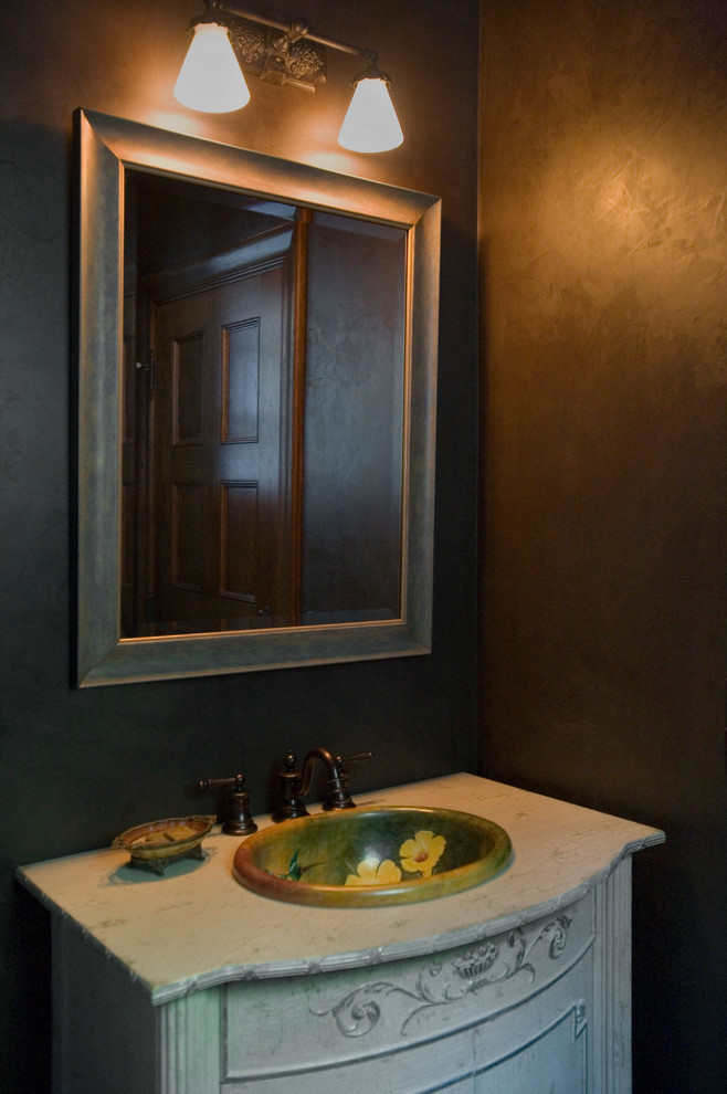 Cette image montre un WC et toilettes traditionnel de taille moyenne avec un placard en trompe-l'oeil, des portes de placard blanches, un plan de toilette en marbre et un mur marron.