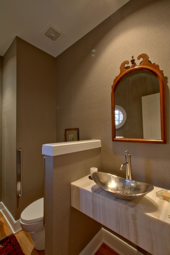 Стильный дизайн: туалет в стиле неоклассика (современная классика) с настольной раковиной и столешницей из оникса - последний тренд
