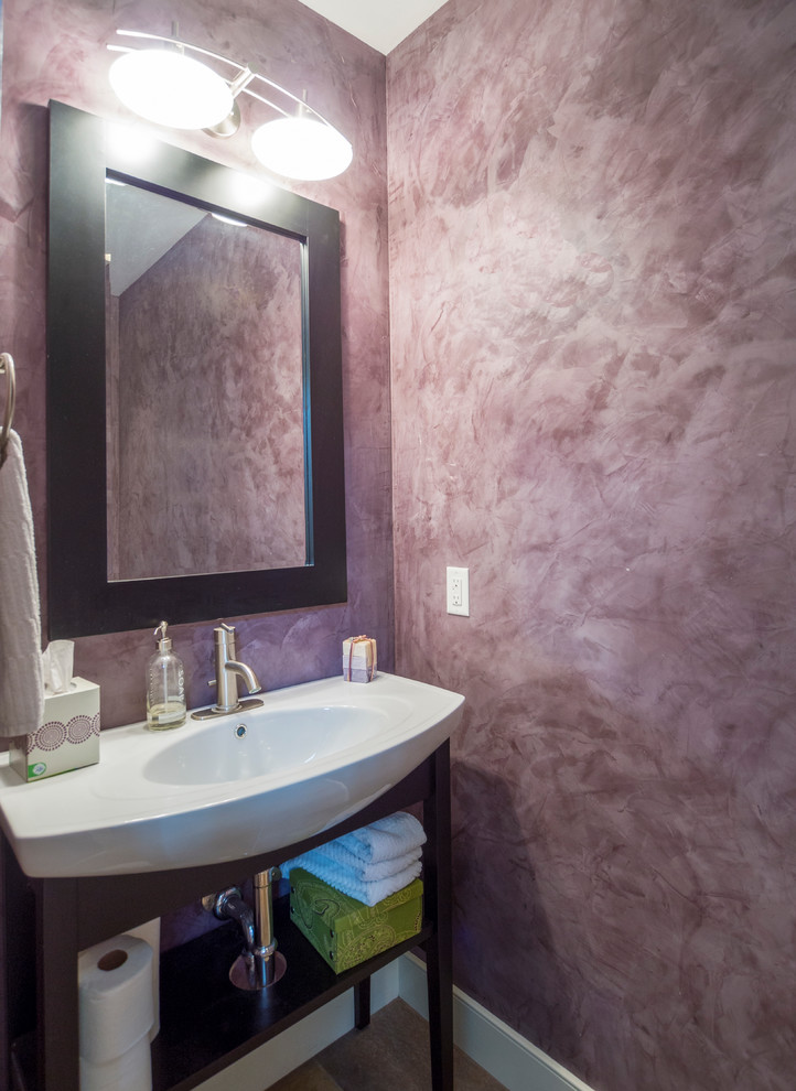 Ejemplo de aseo contemporáneo pequeño con lavabo con pedestal, armarios abiertos, puertas de armario de madera en tonos medios, paredes púrpuras y suelo de pizarra