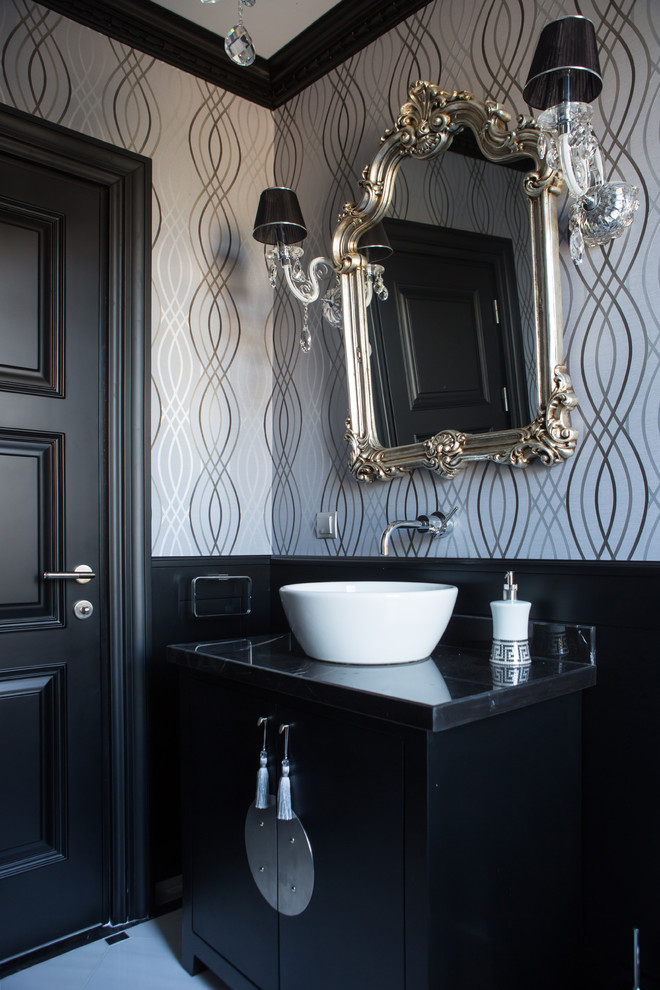 Idee per un piccolo bagno di servizio tradizionale con lavabo a bacinella, consolle stile comò, ante nere, top in marmo, WC sospeso, pareti grigie e pavimento in marmo