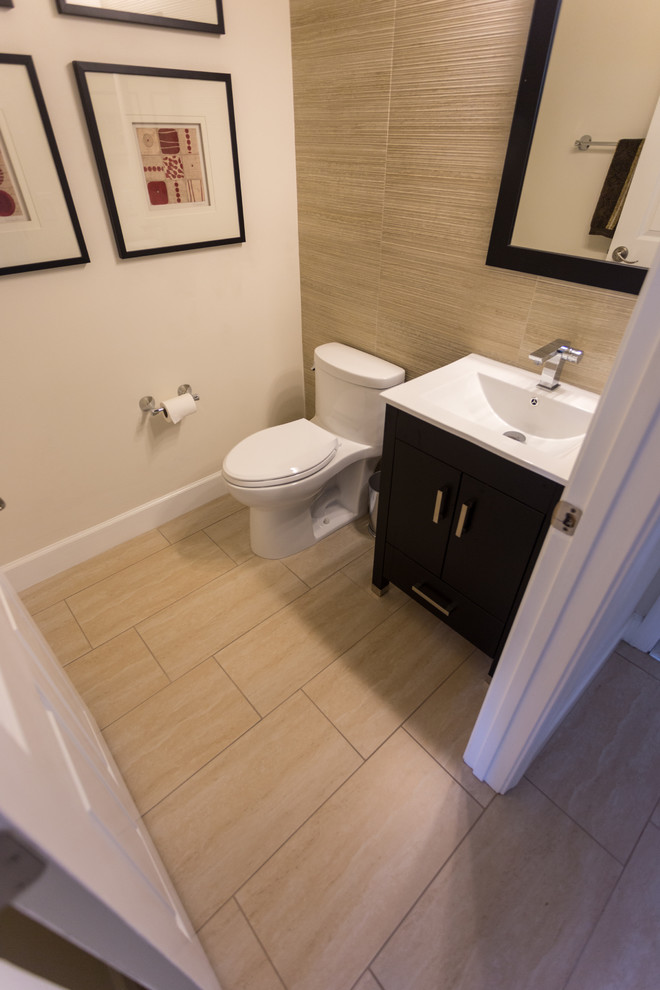 Cette photo montre un petit WC et toilettes tendance en bois foncé avec un lavabo intégré, un placard à porte plane, WC à poser, un carrelage beige, des carreaux de porcelaine et un sol en carrelage de porcelaine.