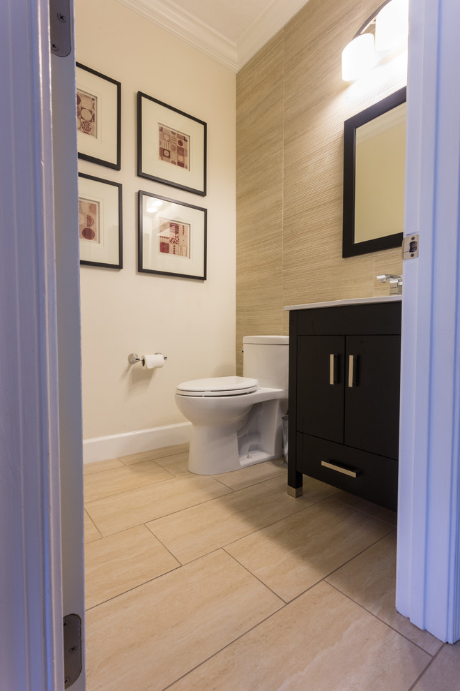 Пример оригинального дизайна: маленький туалет в современном стиле с плоскими фасадами, темными деревянными фасадами, столешницей из искусственного камня, унитазом-моноблоком, бежевой плиткой, керамогранитной плиткой, полом из керамогранита и желтыми стенами для на участке и в саду