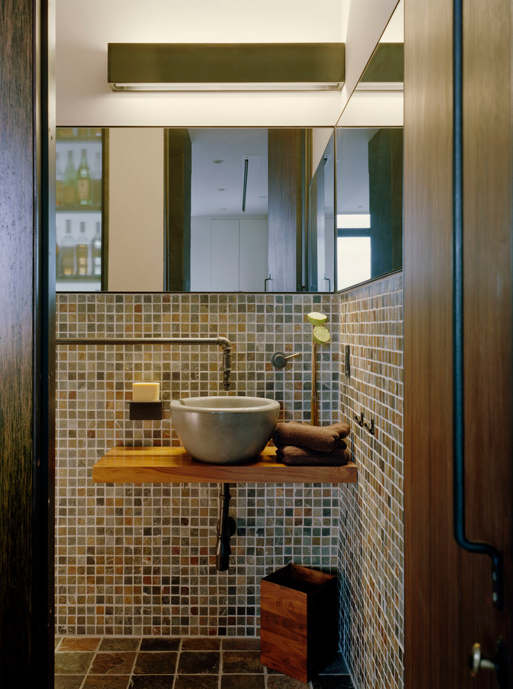 ニューヨークにあるコンテンポラリースタイルのおしゃれなトイレ・洗面所の写真