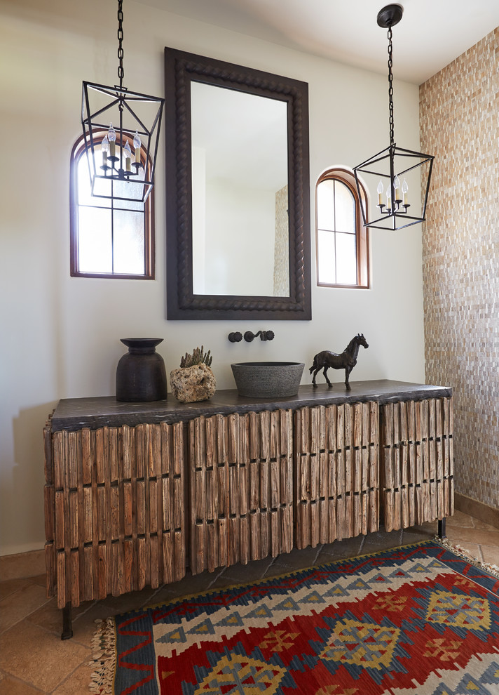 Mediterrane Gästetoilette mit verzierten Schränken, braunen Schränken, weißer Wandfarbe, Aufsatzwaschbecken und beigem Boden in Phoenix