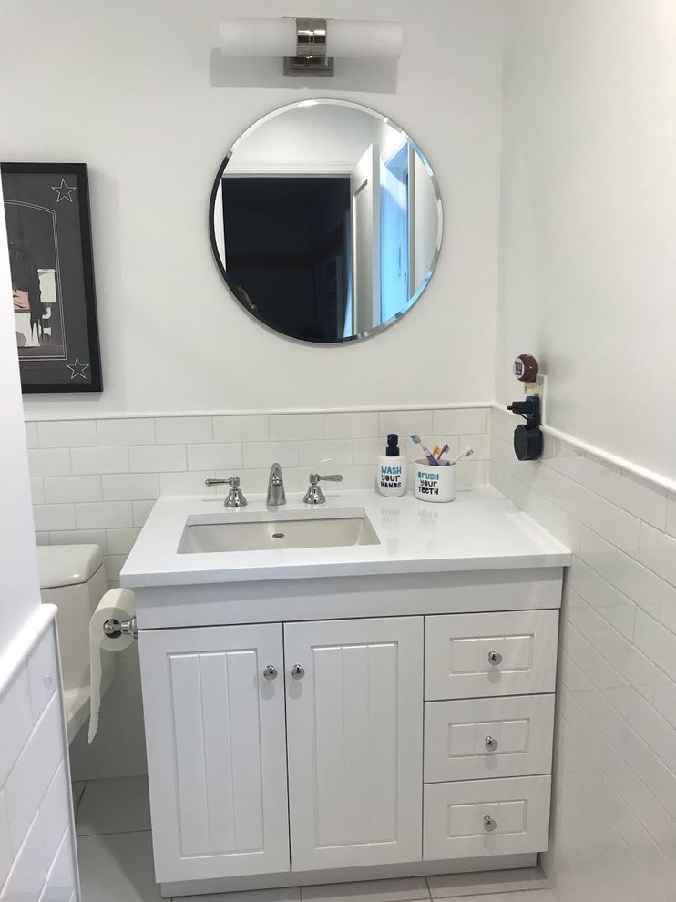 Exempel på ett litet klassiskt vit vitt toalett, med vita skåp, vit kakel, vita väggar, skiffergolv, ett integrerad handfat, bänkskiva i kvartsit och vitt golv