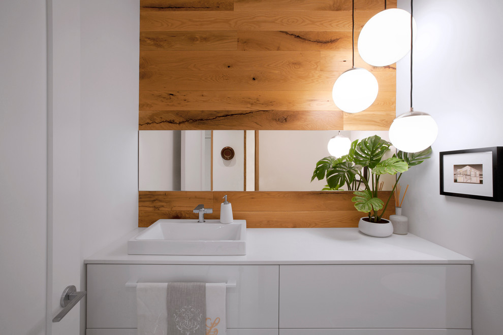 Immagine di un bagno di servizio moderno di medie dimensioni con ante lisce, ante bianche, pareti bianche, lavabo a bacinella, top in quarzo composito e top bianco