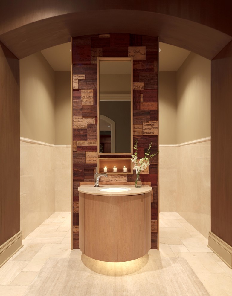 Idée de décoration pour un grand WC et toilettes minimaliste en bois clair avec un placard en trompe-l'oeil, un mur beige, un sol en carrelage de céramique, un lavabo encastré, un plan de toilette en granite et du carrelage en travertin.