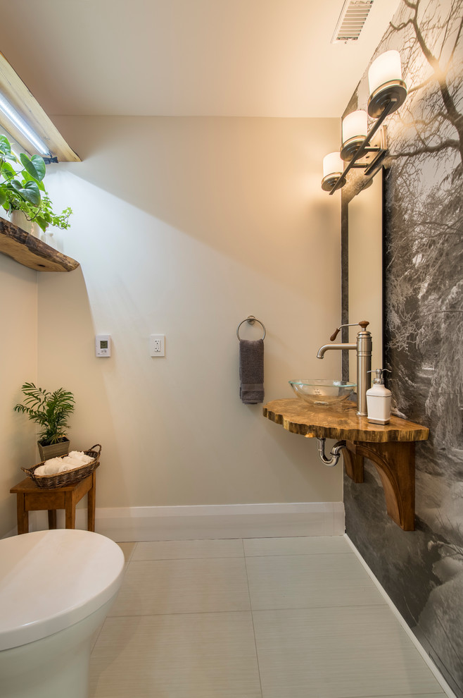 Mittelgroße Rustikale Gästetoilette mit beiger Wandfarbe, Porzellan-Bodenfliesen, Aufsatzwaschbecken, Waschtisch aus Holz, beigem Boden und brauner Waschtischplatte in Toronto