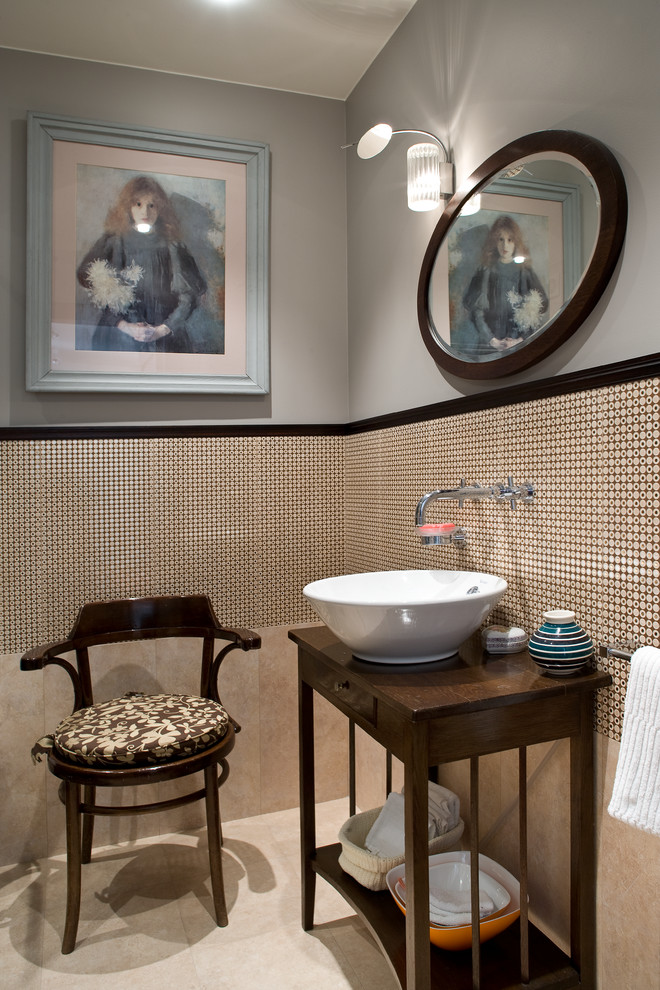 Свежая идея для дизайна: туалет в современном стиле с плиткой из известняка - отличное фото интерьера