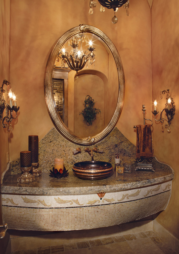 Bild på ett mycket stort medelhavsstil toalett, med ett fristående handfat, granitbänkskiva, en toalettstol med separat cisternkåpa, beige kakel, beige väggar och travertin golv