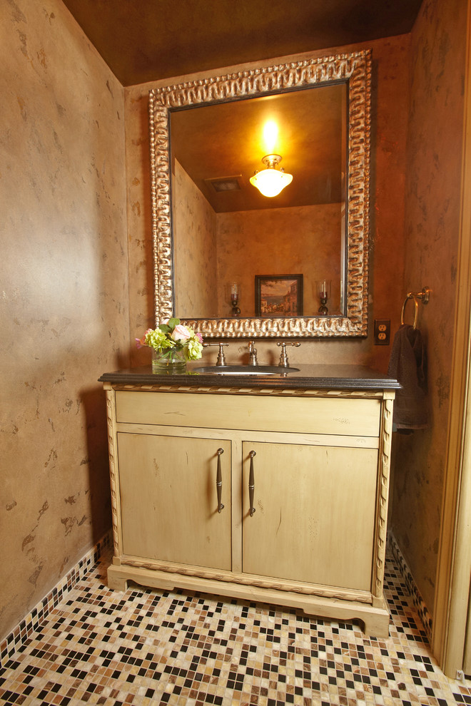 На фото: туалет в классическом стиле с врезной раковиной с