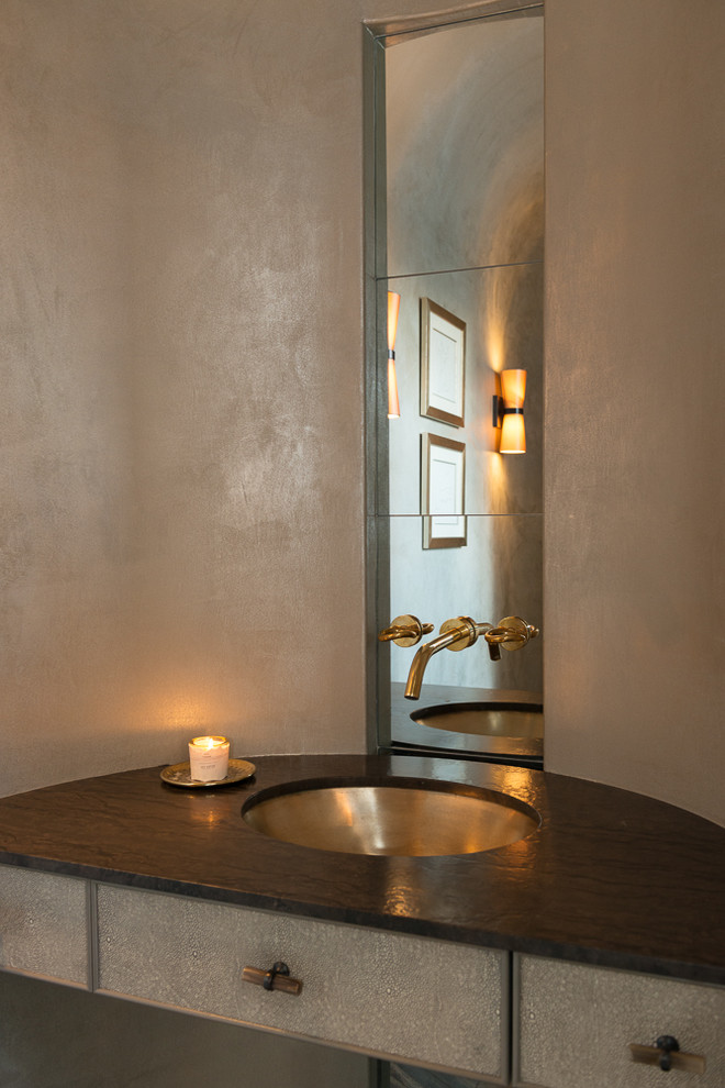 Идея дизайна: туалет среднего размера в стиле неоклассика (современная классика) с серыми фасадами, инсталляцией, серыми стенами, полом из известняка, врезной раковиной, столешницей из гранита, коричневым полом и коричневой столешницей