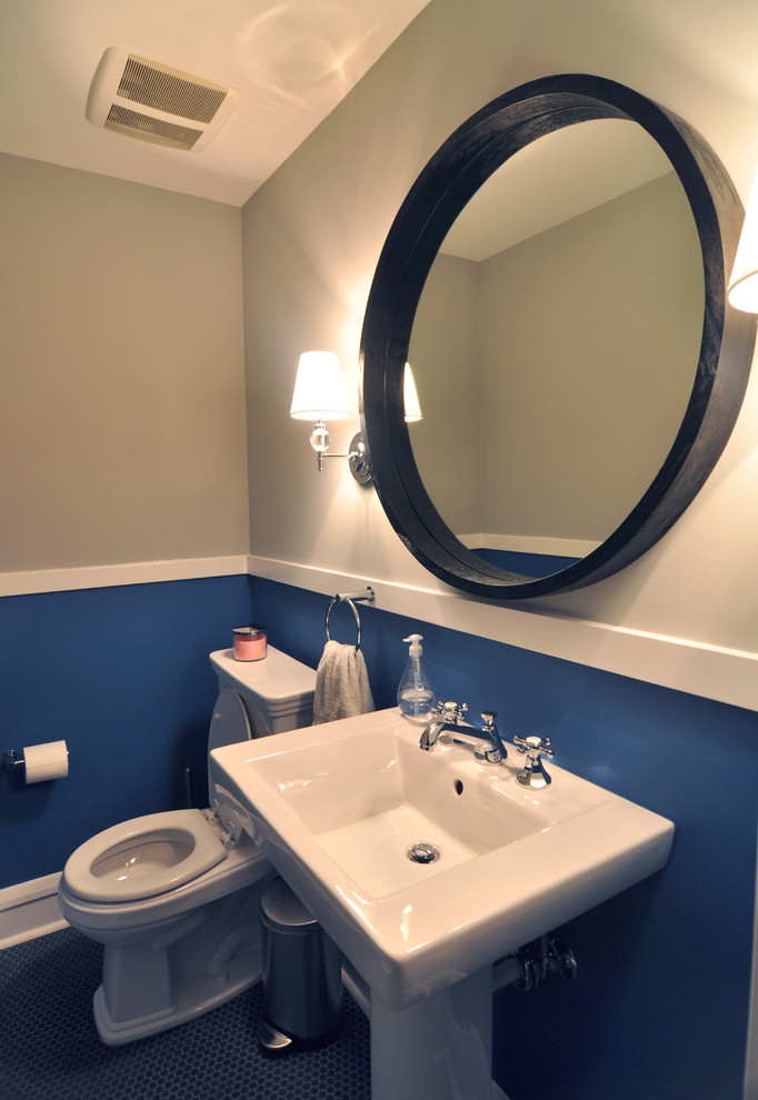 Idee per un bagno di servizio contemporaneo di medie dimensioni con lavabo a colonna, WC monopezzo, piastrelle grigie e pareti blu