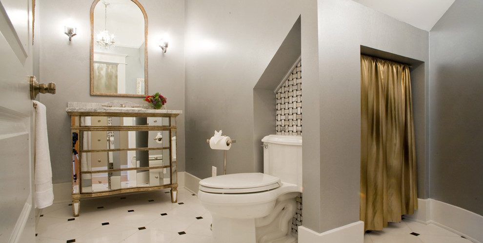 Стильный дизайн: маленький туалет в классическом стиле с врезной раковиной, мраморной столешницей, унитазом-моноблоком, белой плиткой, стеклянными фасадами, каменной плиткой, серыми стенами и мраморным полом для на участке и в саду - последний тренд