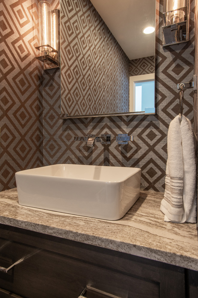 Idée de décoration pour un WC et toilettes design en bois foncé de taille moyenne avec un placard à porte shaker, un sol en bois brun, un lavabo posé et un plan de toilette en granite.