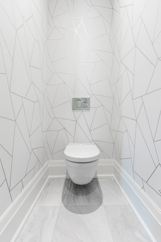 Aménagement d'un WC suspendu classique en bois brun de taille moyenne avec un placard à porte plane, un mur blanc, un sol en marbre, une vasque, un plan de toilette en surface solide, un sol gris et un plan de toilette blanc.