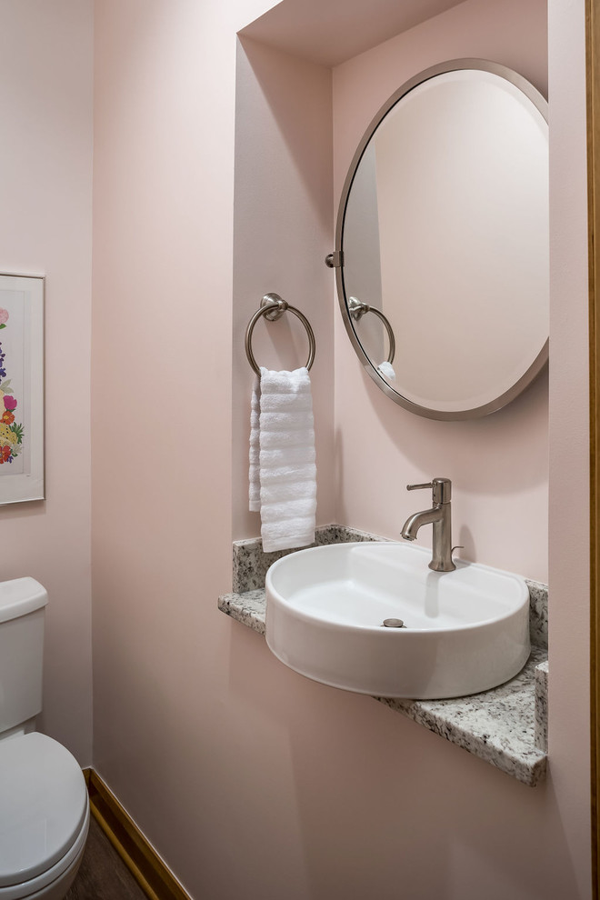 Пример оригинального дизайна: маленький туалет в стиле неоклассика (современная классика) с раздельным унитазом, розовыми стенами, полом из винила, настольной раковиной, столешницей из гранита, коричневым полом и разноцветной столешницей для на участке и в саду