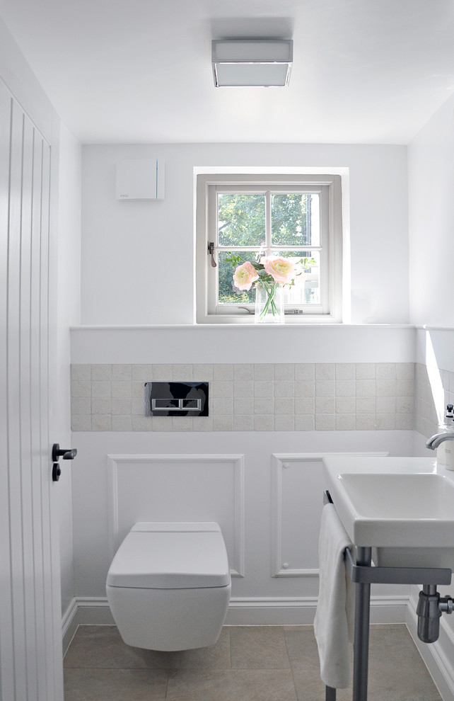Esempio di un bagno di servizio tradizionale di medie dimensioni con lavabo a colonna, piastrelle grigie, piastrelle in pietra, pareti bianche, pavimento in marmo e WC sospeso