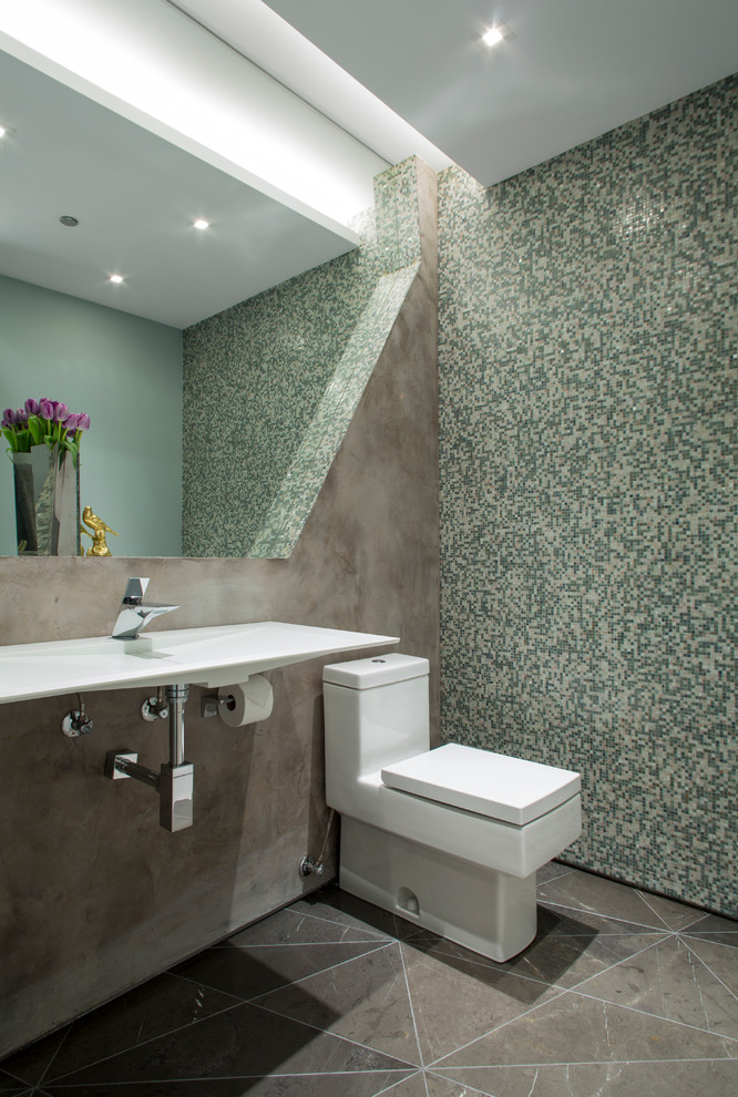 Пример оригинального дизайна: туалет среднего размера в стиле модернизм с унитазом-моноблоком, керамической плиткой, зелеными стенами, полом из керамической плитки и подвесной раковиной