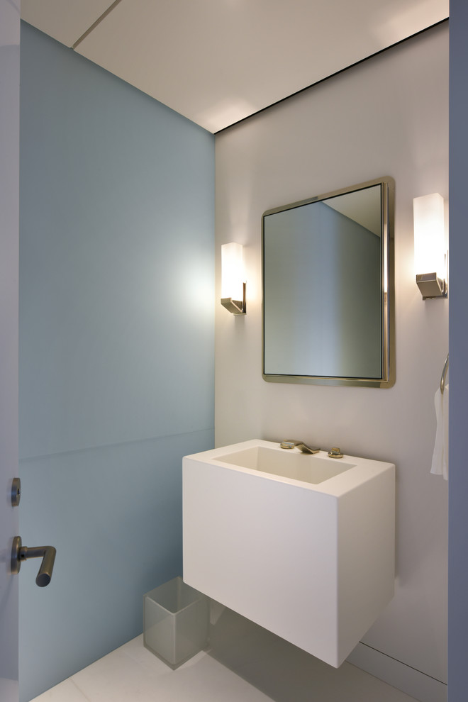 Foto di un bagno di servizio contemporaneo con pareti blu, lavabo sospeso e pavimento bianco