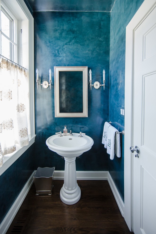 Стильный дизайн: туалет в классическом стиле с раковиной с пьедесталом - последний тренд