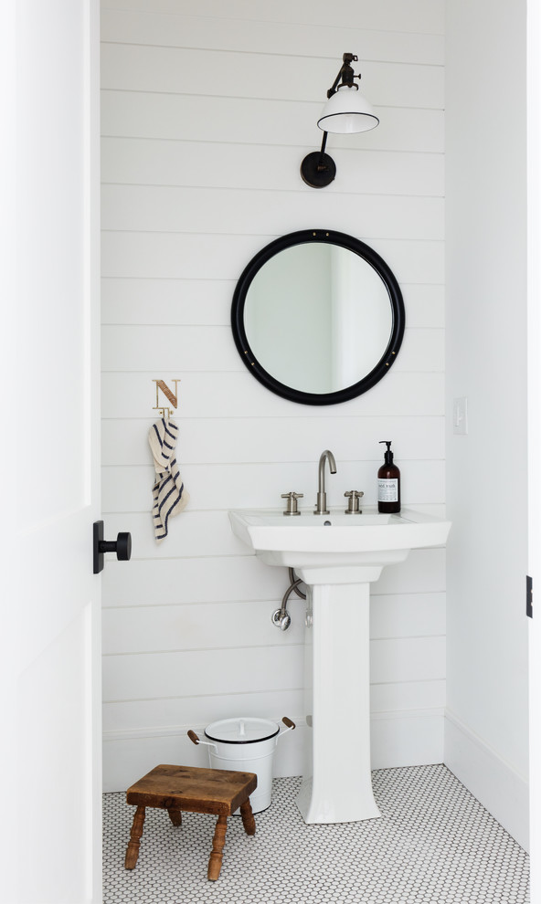 Modelo de aseo de estilo de casa de campo pequeño con paredes blancas, suelo blanco, suelo con mosaicos de baldosas y lavabo con pedestal